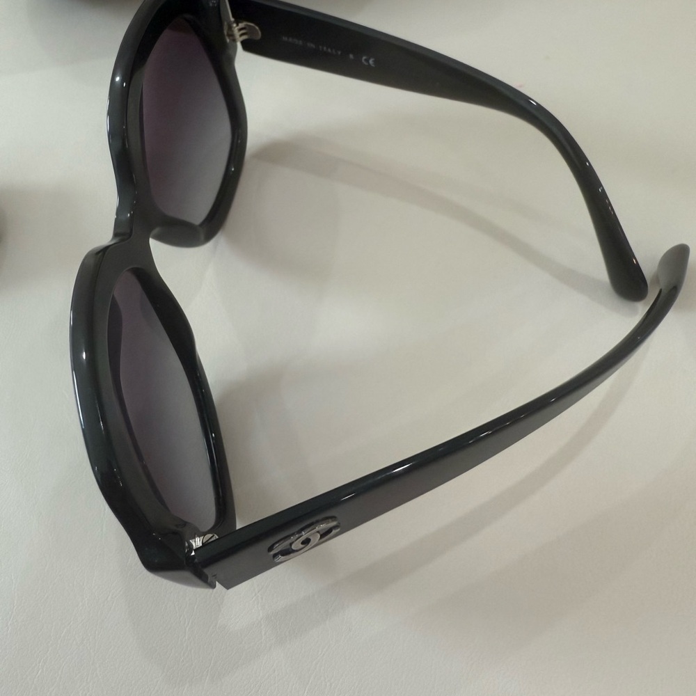 Authentic Chanel 5373 style
Sunglasses black with a purple tint lense - Picture 11 of 13
